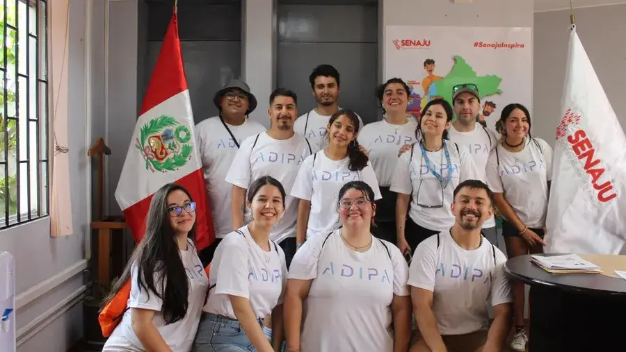 Grupo de jóvenes voluntarios de ADIPA sonriendo en una actividad por el Día Internacional de la Juventud junto a SENAJU