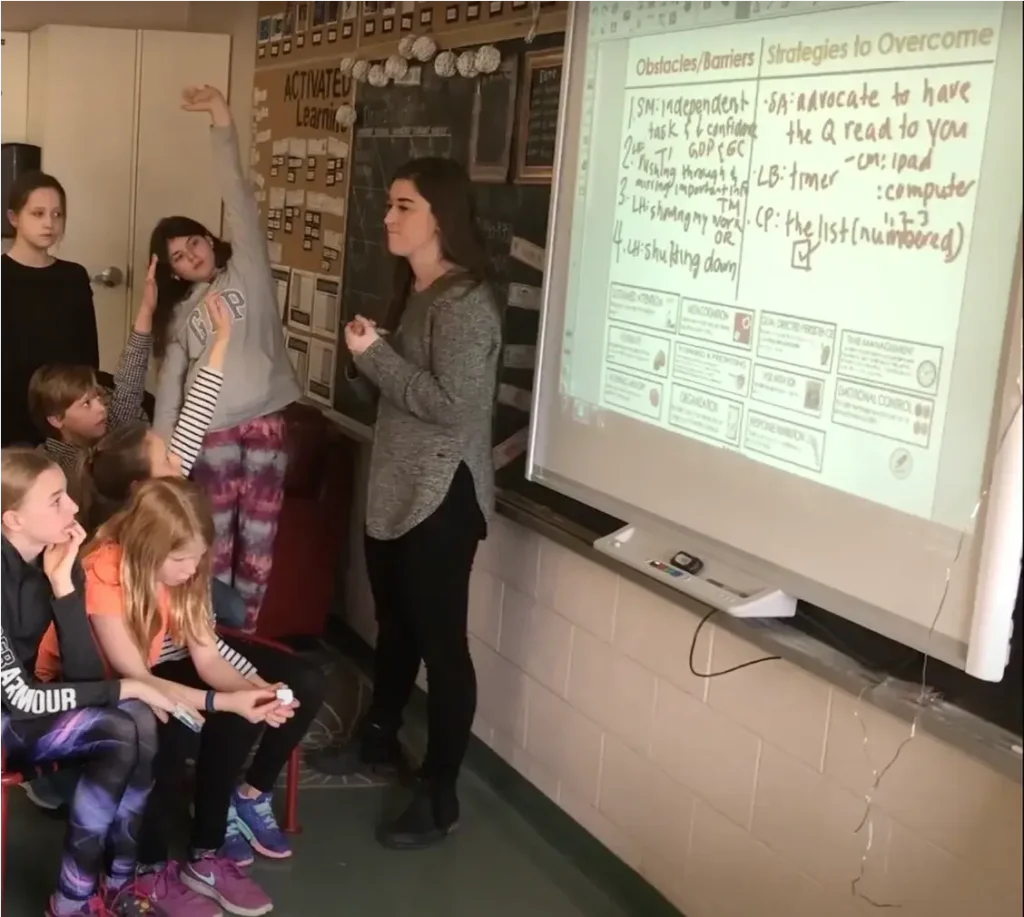 Docente y estudiantes reflexionan sobre barreras y estrategias en el aula, promoviendo conciencia y desarrollo de funciones ejecutivas