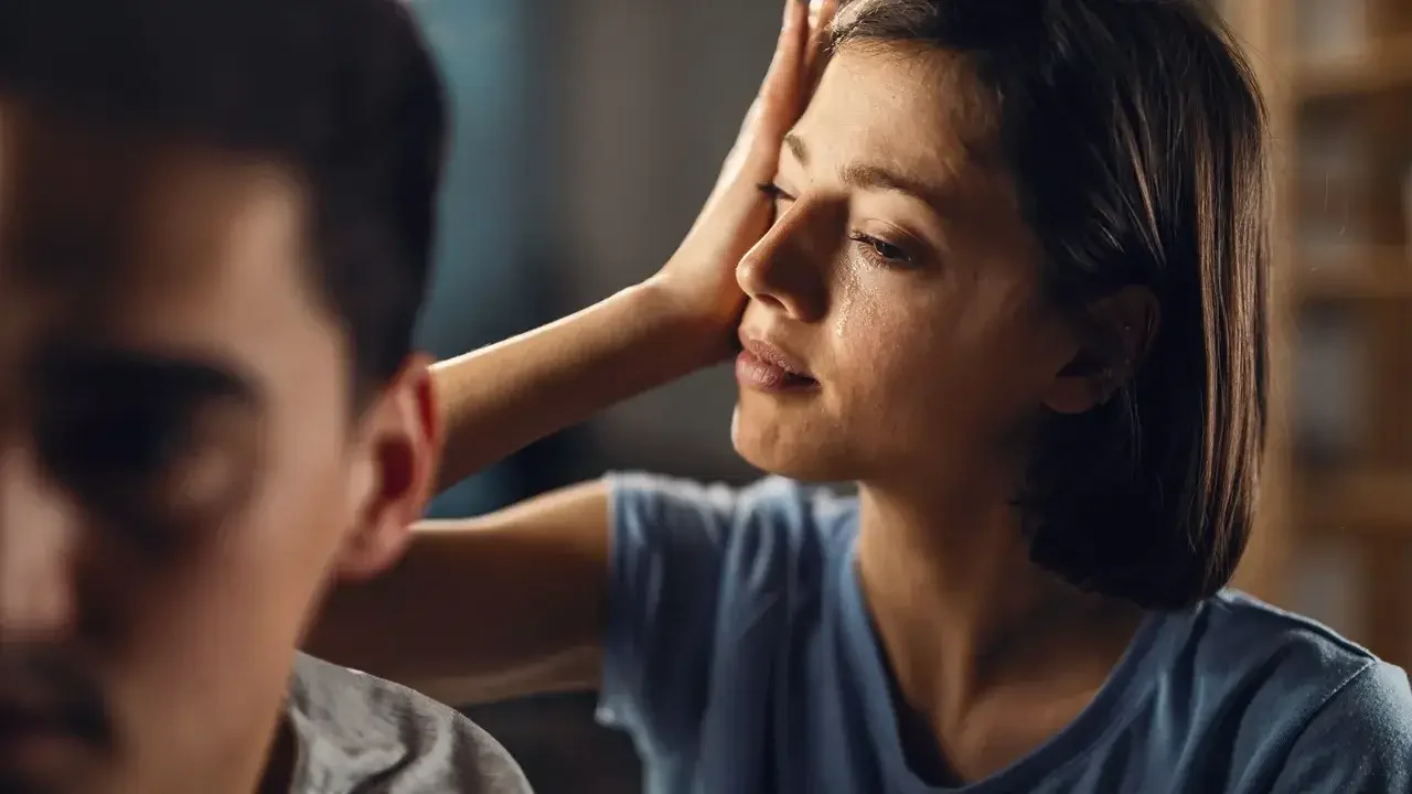 Apego ansioso: causas, características y tratamiento en terapia