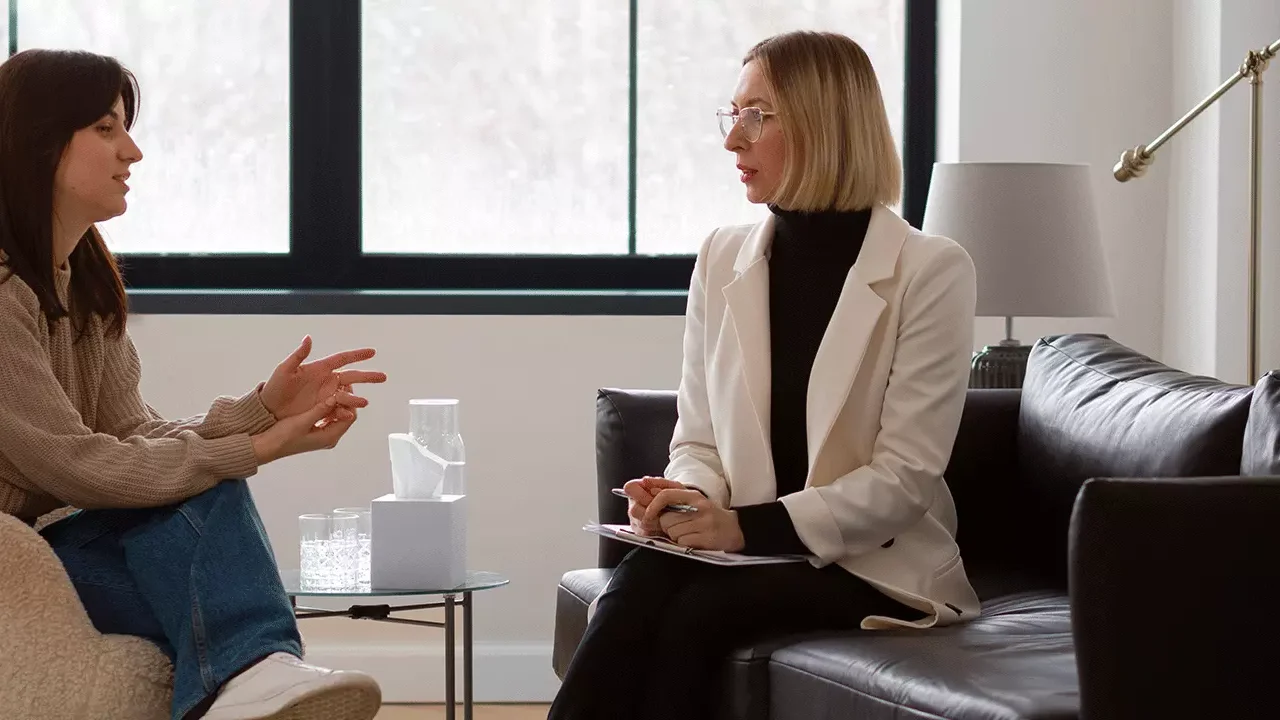 ¿Cómo puede ayudar la psicoeducación en el tratamiento de adicciones?