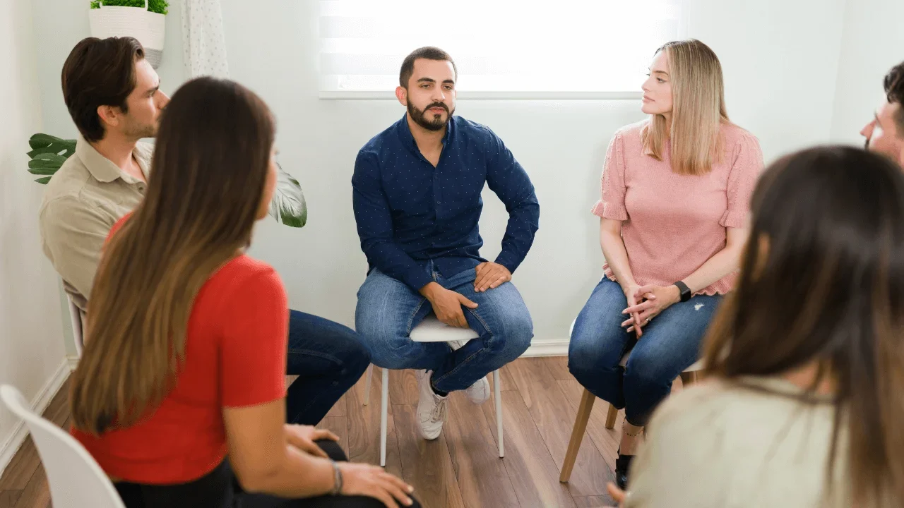 ¿Qué son las terapias grupales para adicciones?